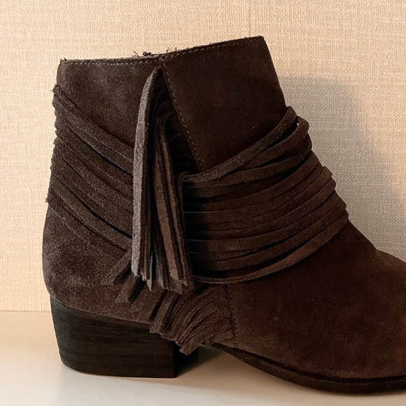 Vince Camuto Suede Leather Ankle Boot, Fringe & Suede String detail, Size 7 1/2 - Picture 3 of 8